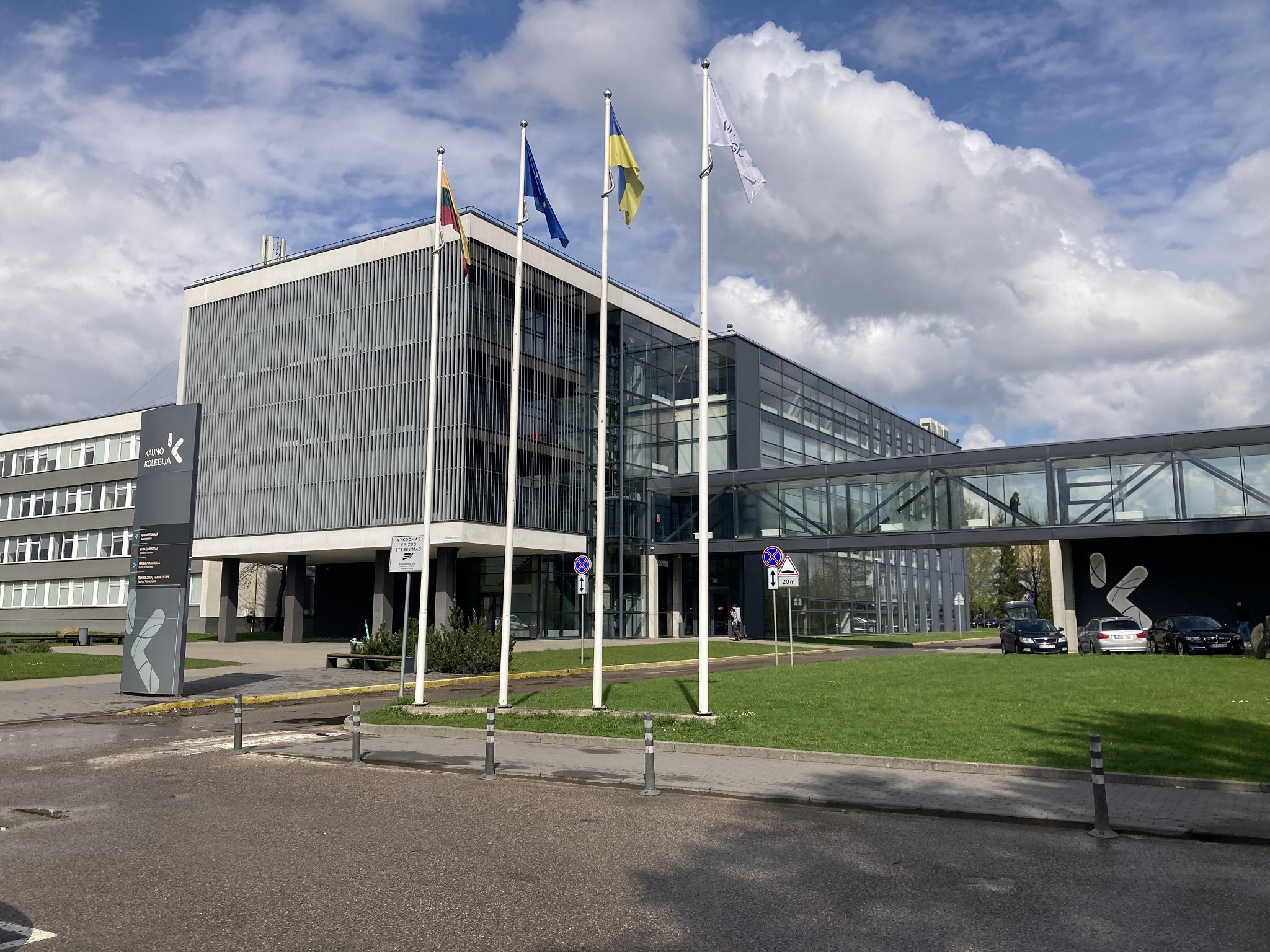 Zdjęcie budynku uczelni Kauno Kolegija na Litwie